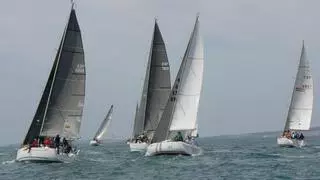 La I Copa Real Liga Naval demuestra todo su potencial en la bahía de Santa Pola