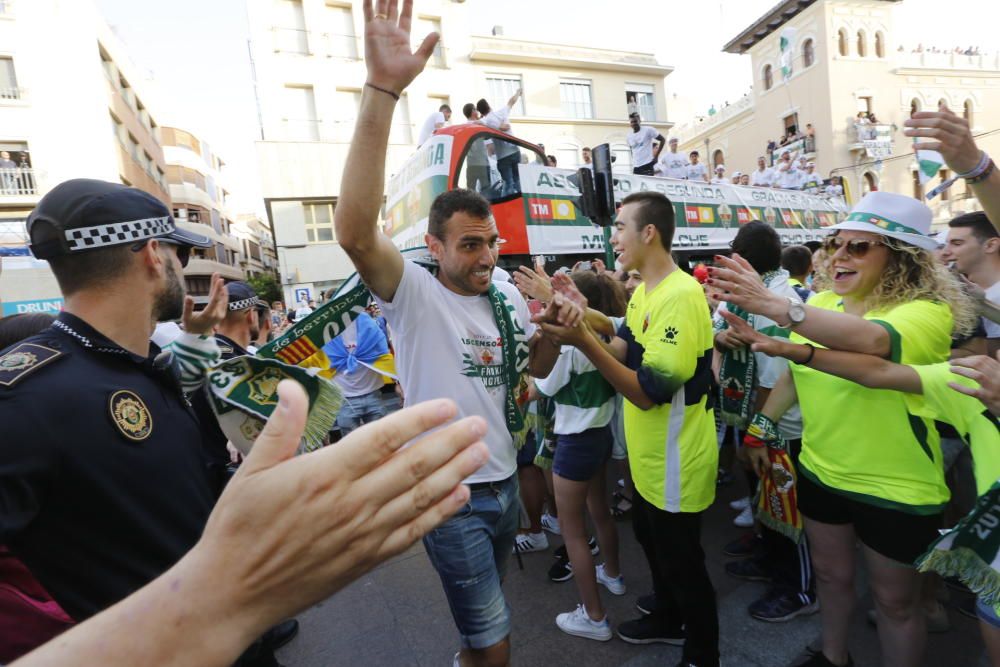 El Elche celebra su ascenso a Segunda División en una rúa por las calles de la ciudad