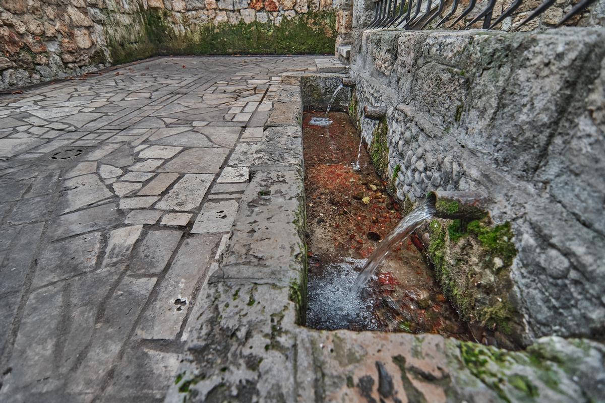 La Fuente de San Juan se encuentra a la derecha de la iglesia