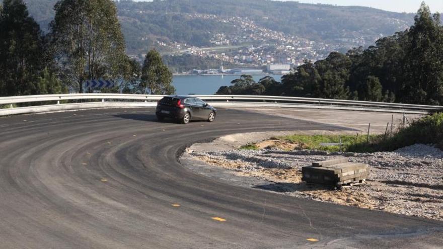 Un coche, ayer por la tarde, accediendo a la autovía por el ramal reabierto. |  SANTOS ÁLVAREZ