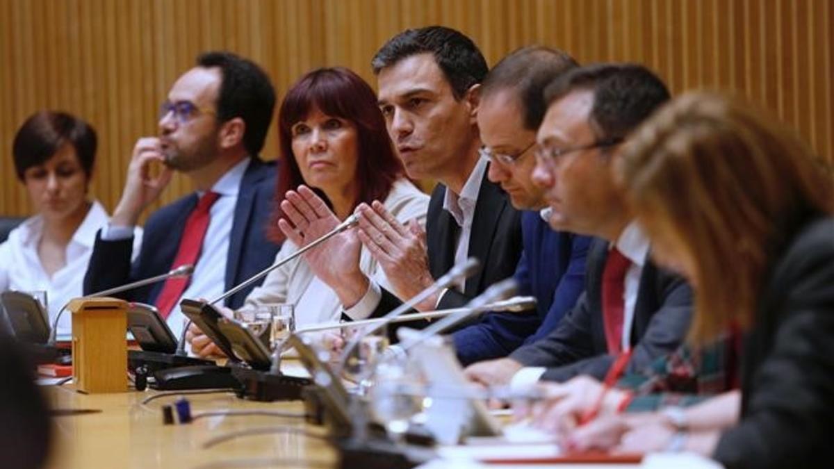 El secretario general del PSOE, Pedro Sánchez, en la reunión del grupo parlamentario del PSOE, este martes en el Congreso.