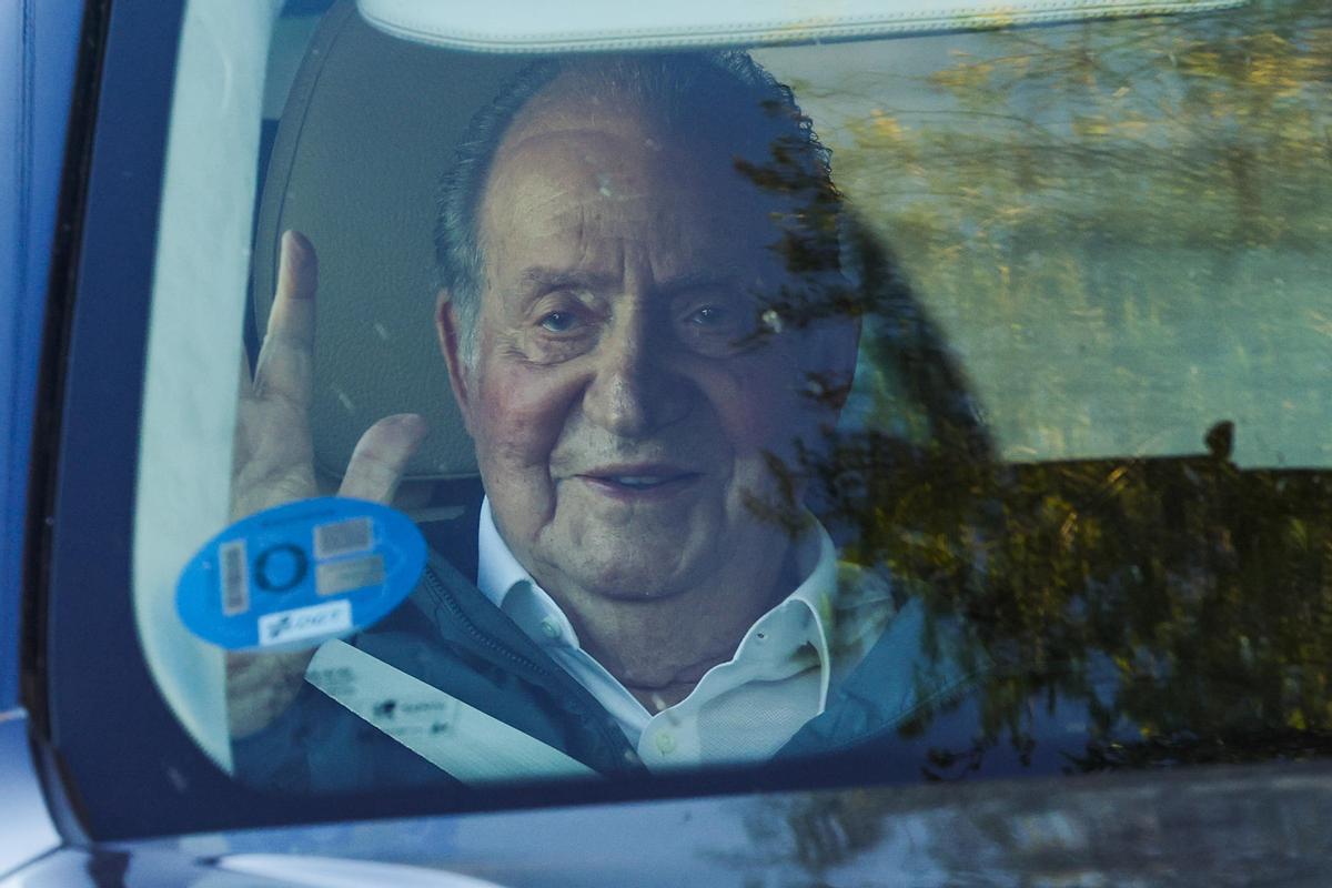 El rey Juan Carlos sale de la casa de Pedro Campos en Sanxenxo