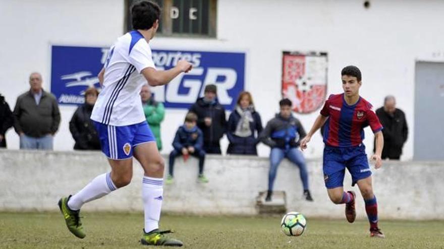 Joan Gallego controla el balón ante un jugador del Zaragoza, el sábado en la final.