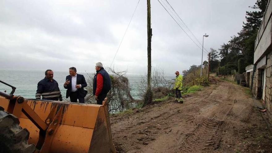 El alcalde acudió a visitar los trabajos en Caneliñas. // Faro