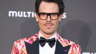 El truco viral del diseñador Juan Avellaneda para eliminar un enganchón en la ropa: solo necesitas una moneda