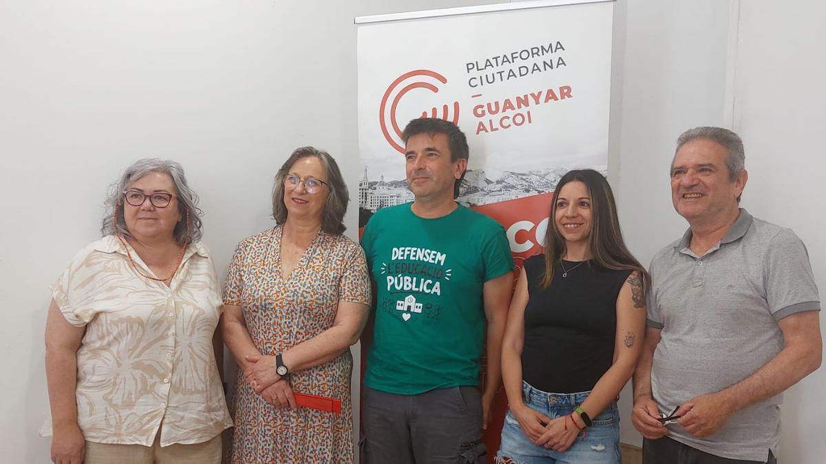 De izquierda a derecha, la concejal Mari Carmen Paredes, la alcaldable Rosanna Espinós, Diego Fernández -segundo más votado-, Dafne Santacreu y el portavoz Sergi Rodríguez
