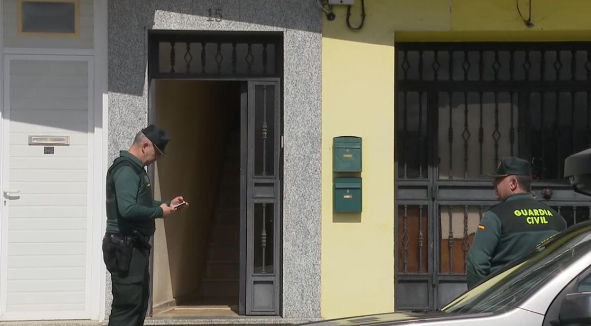 Agentes de la Guardia Civil ante el portal de la vivienda en la que residía el fallecido
