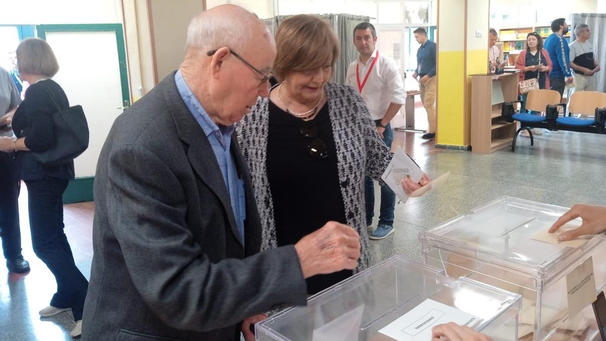 Manuel  y Mariví Monteserín, esta mañana, en el colegio del Quirinal, votando