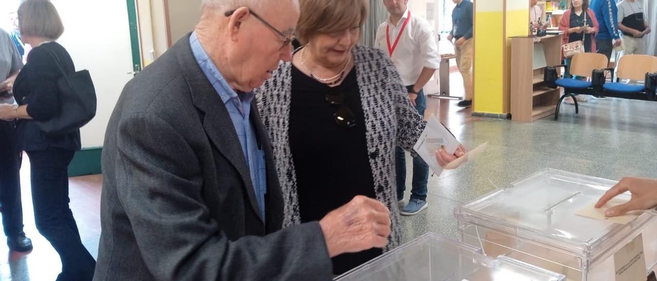 Manuel  y Mariví Monteserín, esta mañana, en el colegio del Quirinal, votando