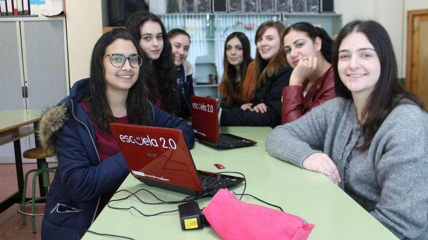 Noemí Quiñones, Covadonga Argüelles, Amaranda Fernández, Rocío Ibias, Lidia González, Dunia Emnaciri y Aleida González, en una reunión.