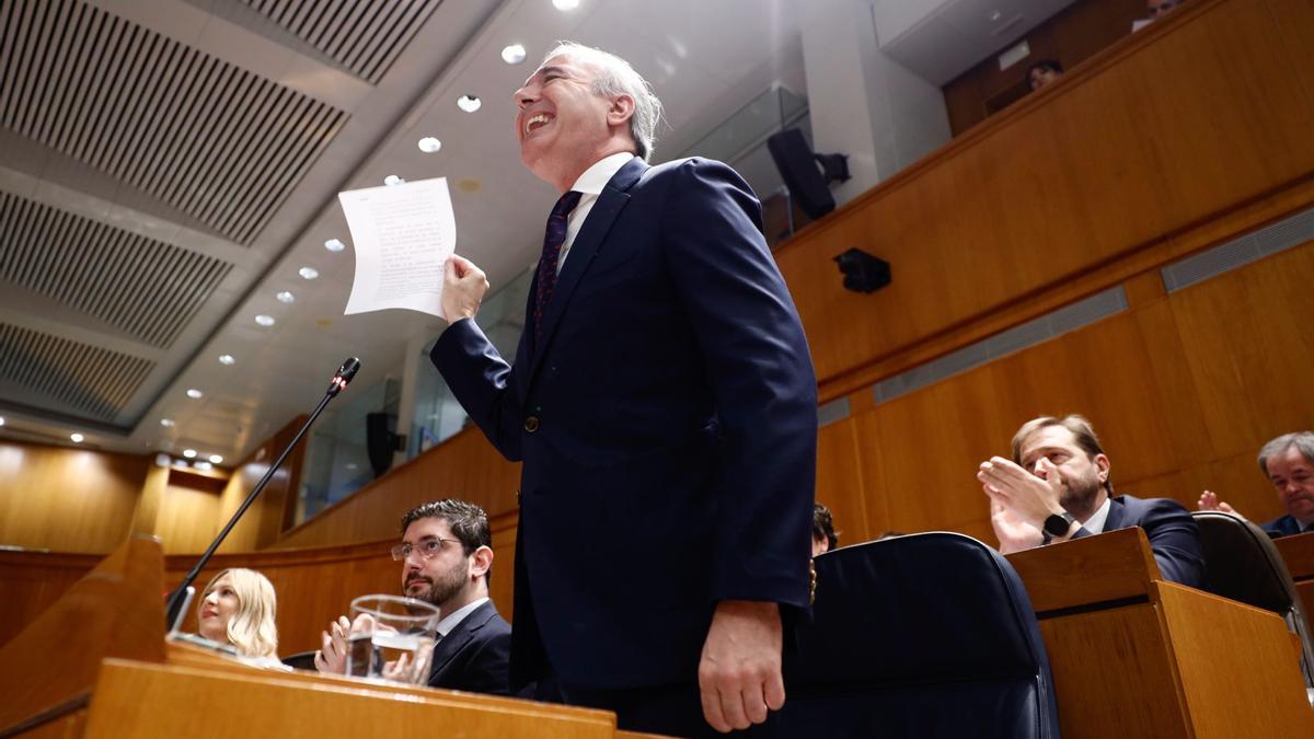 El presidente de Aragón, Jorge Azcón, este viernes en el pleno de las Cortes.