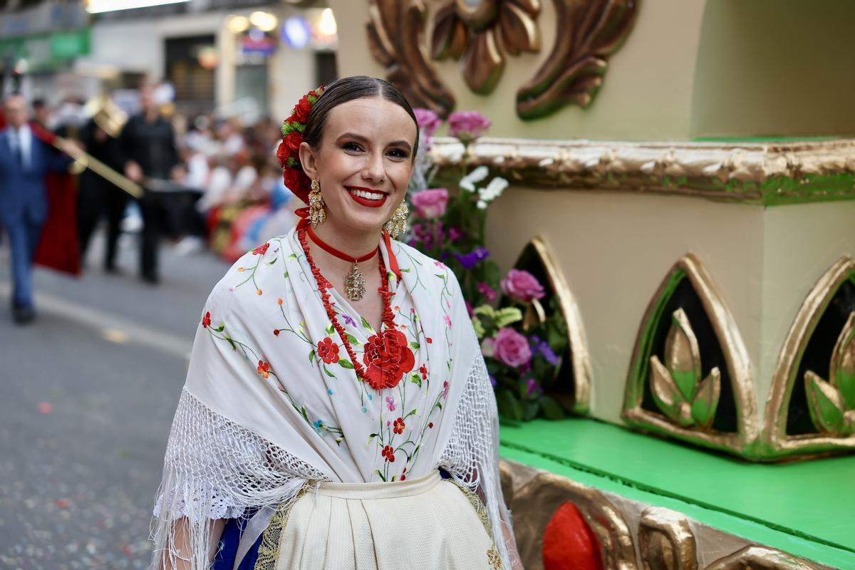 Carmen y Marta disfrutan de un desfile que alimenta: el Bando de la Huerta