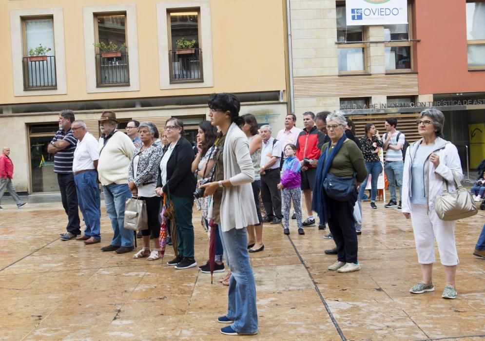 Minuto de silencio en el Ayuntamiento de Oviedo por las víctimas de la violencia machista