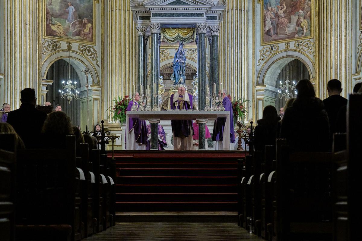 El obispo de Málaga, José Antonio Satué, ha recordado a todas las víctimas del accidente ferroviario de Adamuz (Córdoba) durante una misa que se ha celebrado este domingo en la Catedral Basílica de la Encarnación