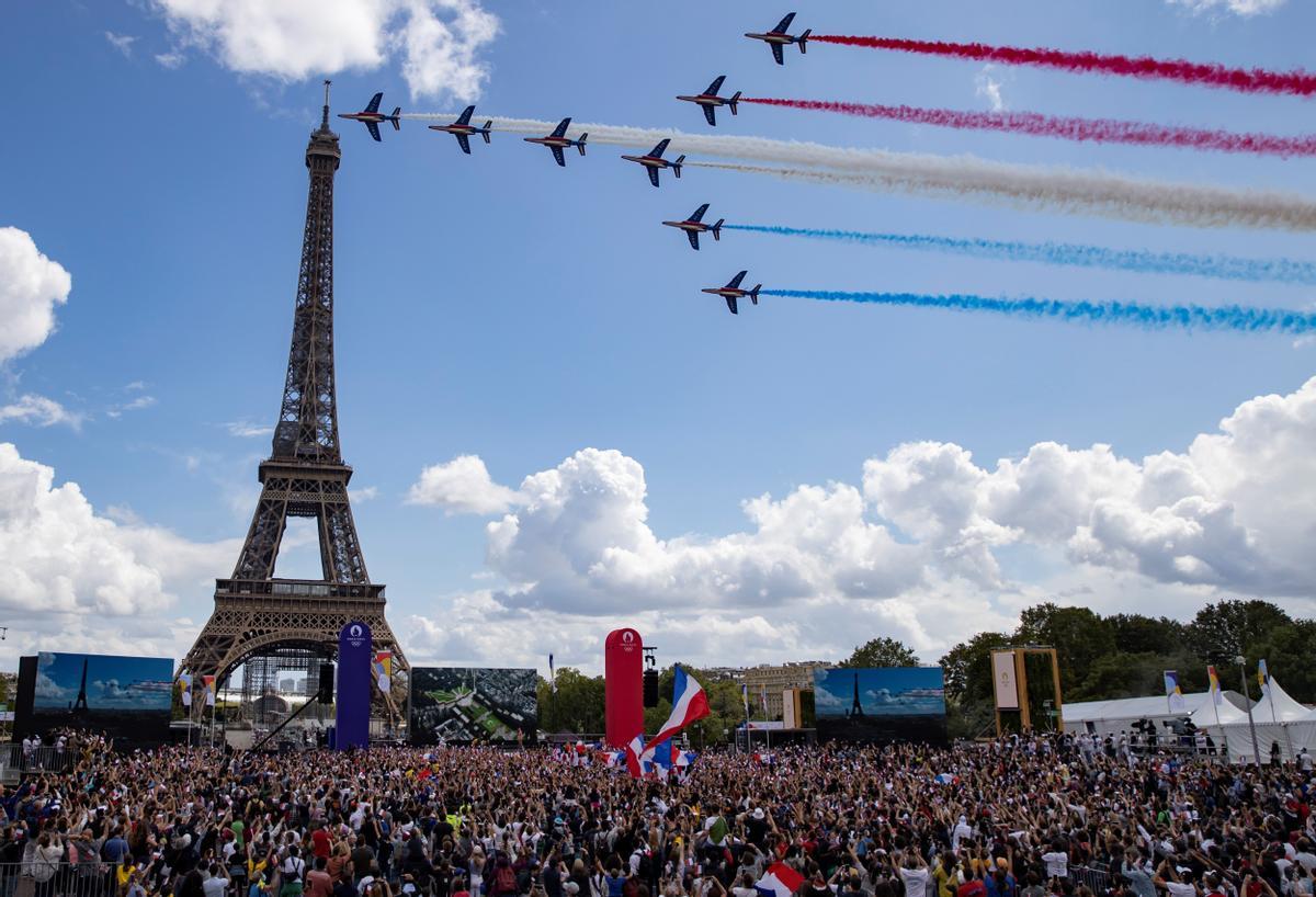 ESPECTÁCULO EN PARÍS DURANTE LA CEREMONIA DE TRASPASO DE LOS JUEGOS OLÍMPICOS. 