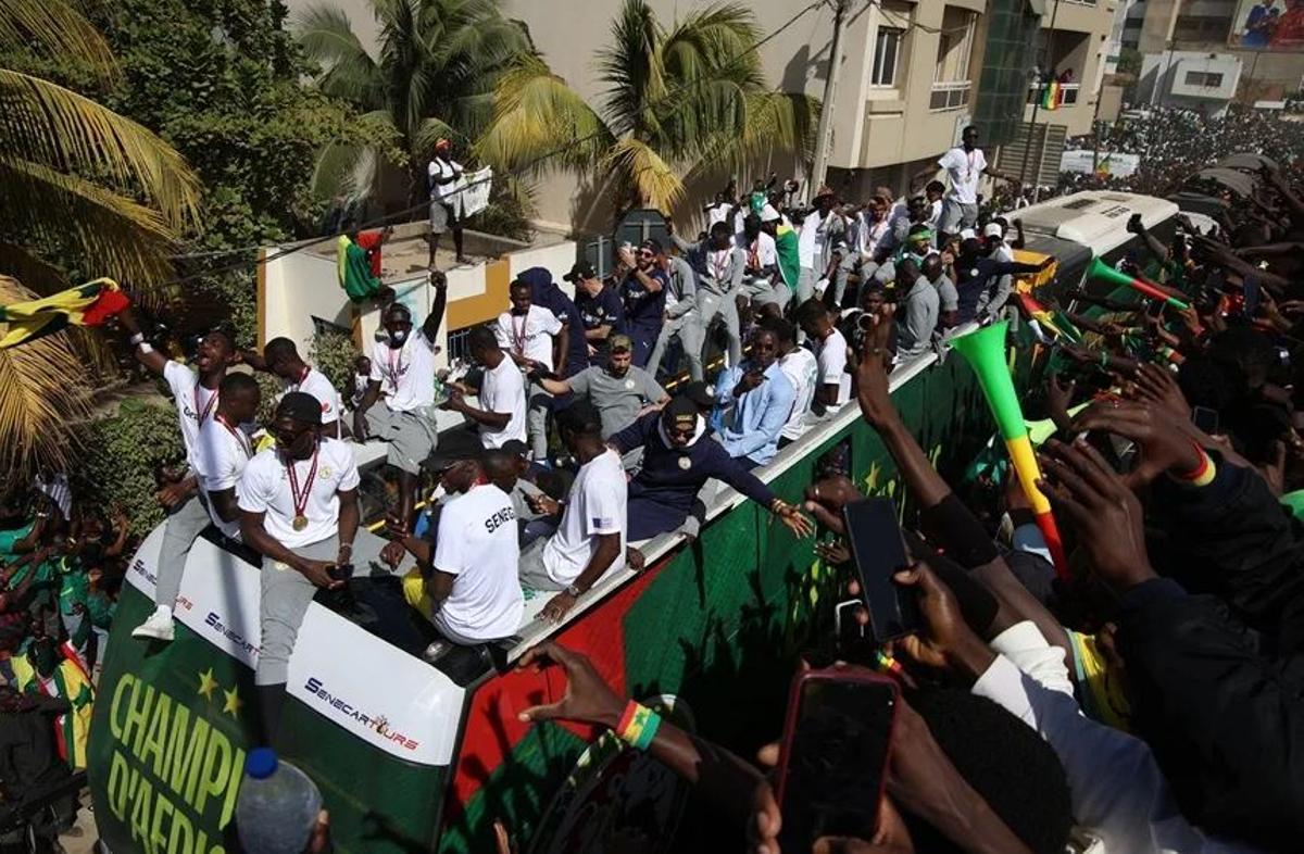 Senegal celebrando la Copa África