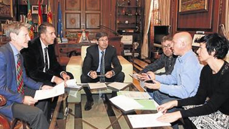 El alcalde de Castellón recibe a los miembros de la Asociación Cultural l’Aljama en su aniversario