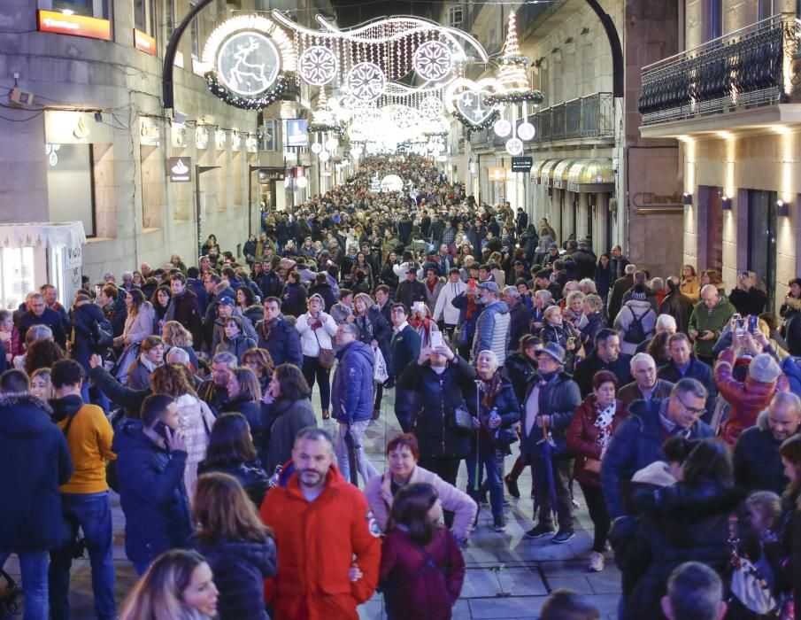 Las calles del centro volvieron a estar abarrotadas de turistas y locales seducidos por la Navidad de Vigo. Abel Caballero recibió a visitantes de Cuntis, Camariñas, Pinto y Alicante.