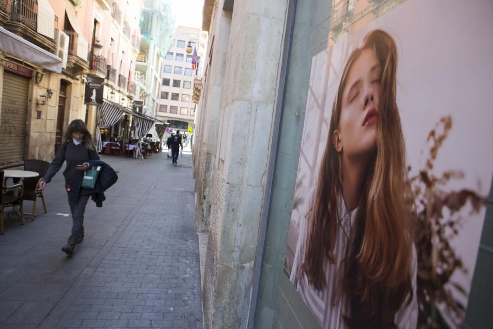 PhotoAlicante bate su récord de intervenciones urbanas y saca a la calle los proyectos de 14 artistas entre Alicante y Sant Joan.