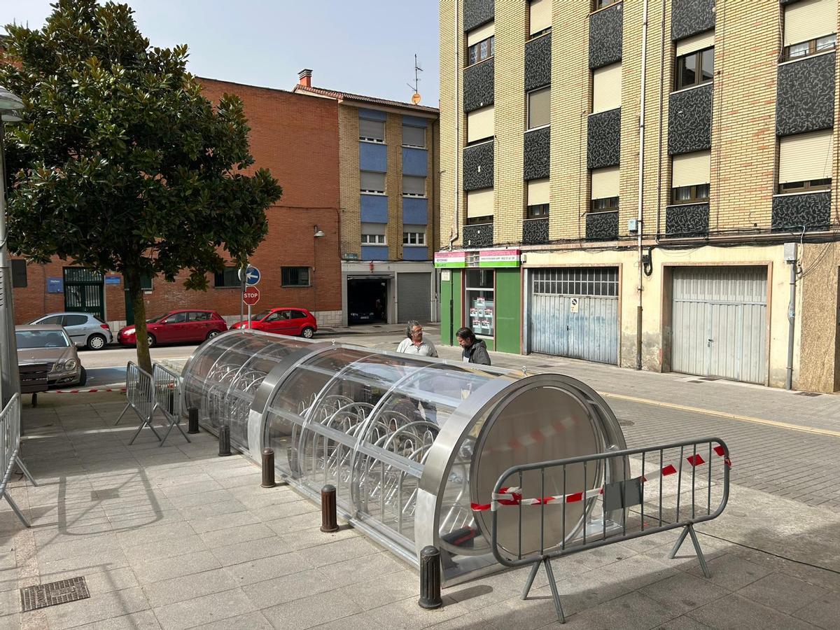 El aparcamiento para bicis ubicado junto al Ayuntamiento.