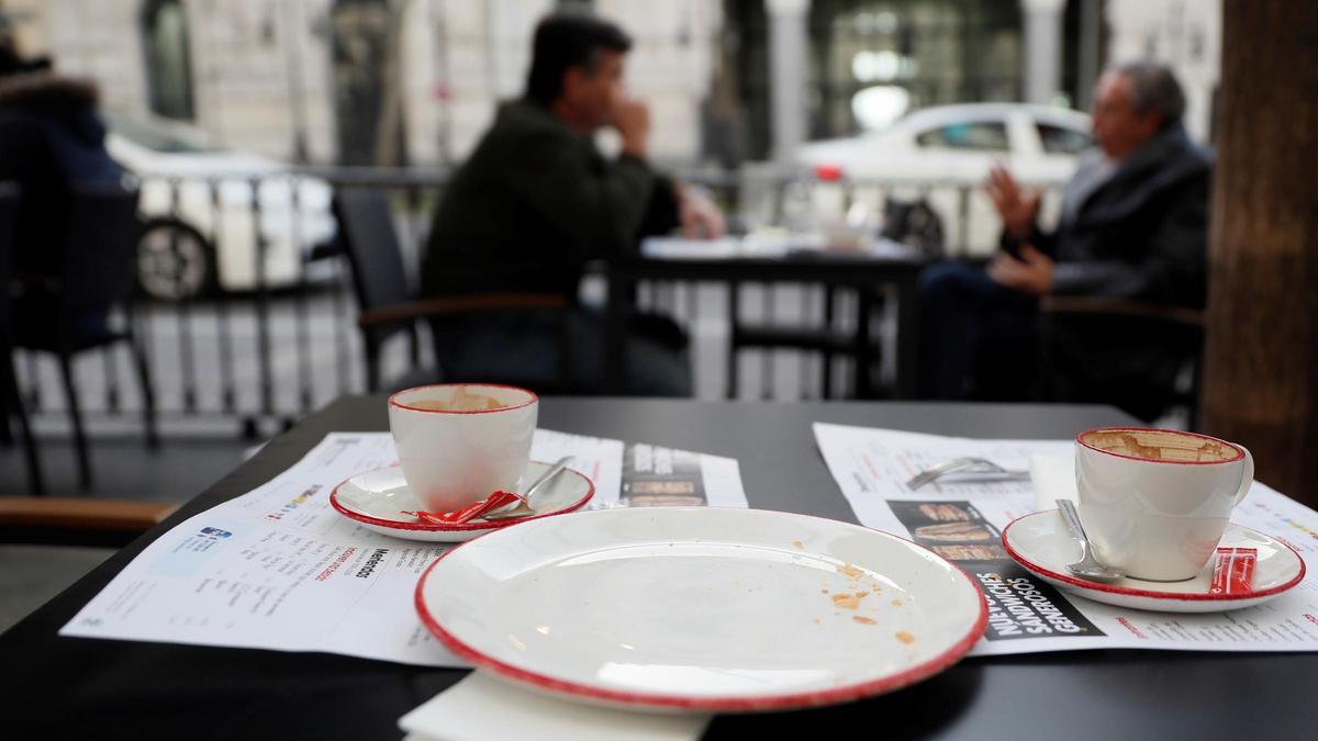 Madrid amplía este viernes a seis los grupos en terraza y obliga a usar mascarillas en los bares