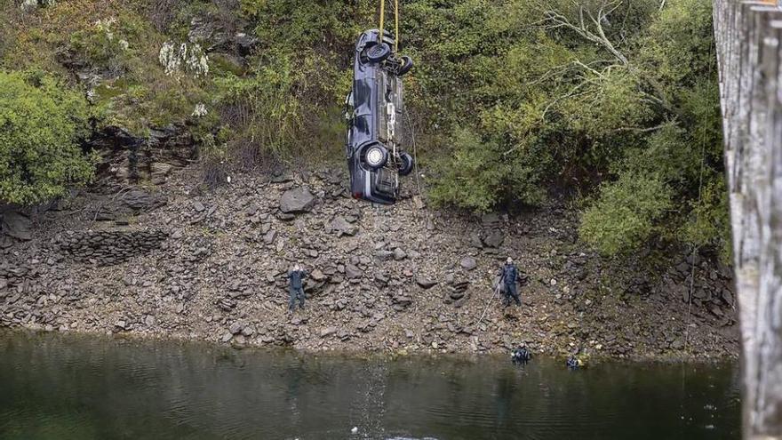 Muere al caer su coche a un embalse en Viana do Bolo