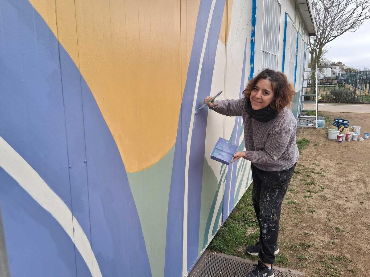 L'artista Marina Gimeno decora amb motius dels Aiguamolls els móduls de primària d'El Bruel