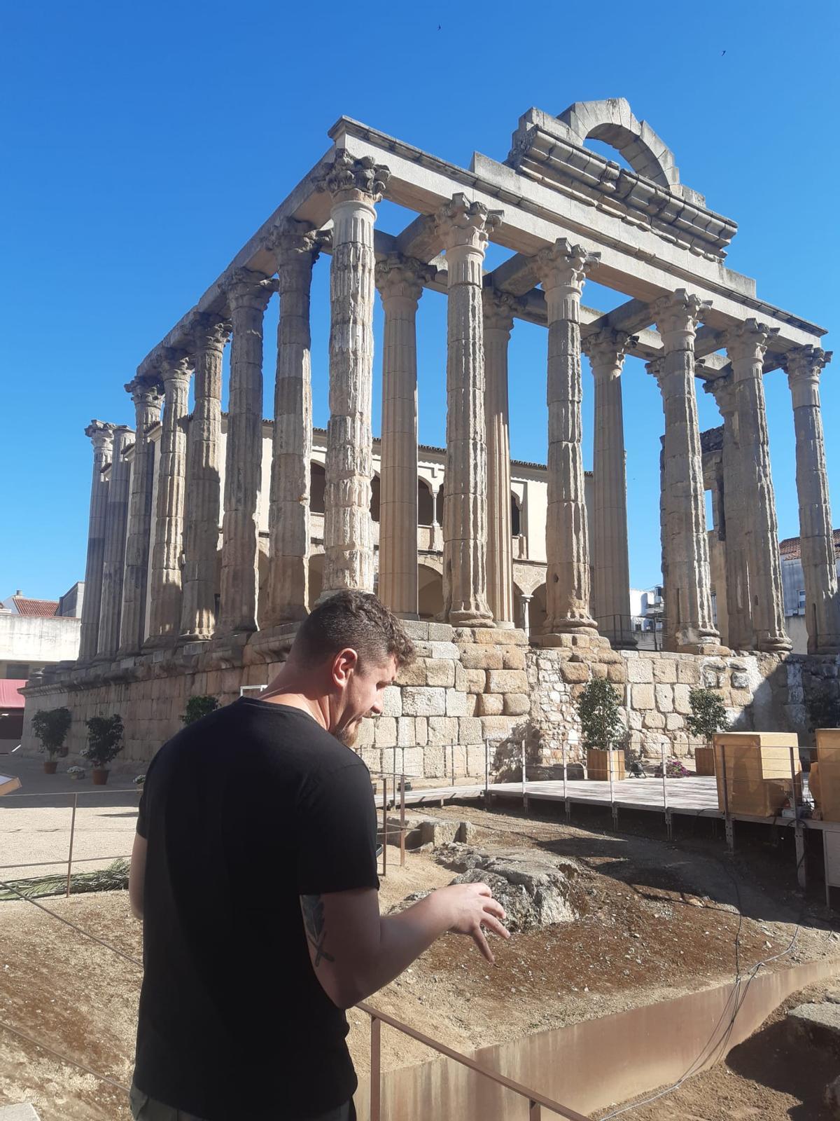 Azzykky en el Templo de Diana de Mérida.