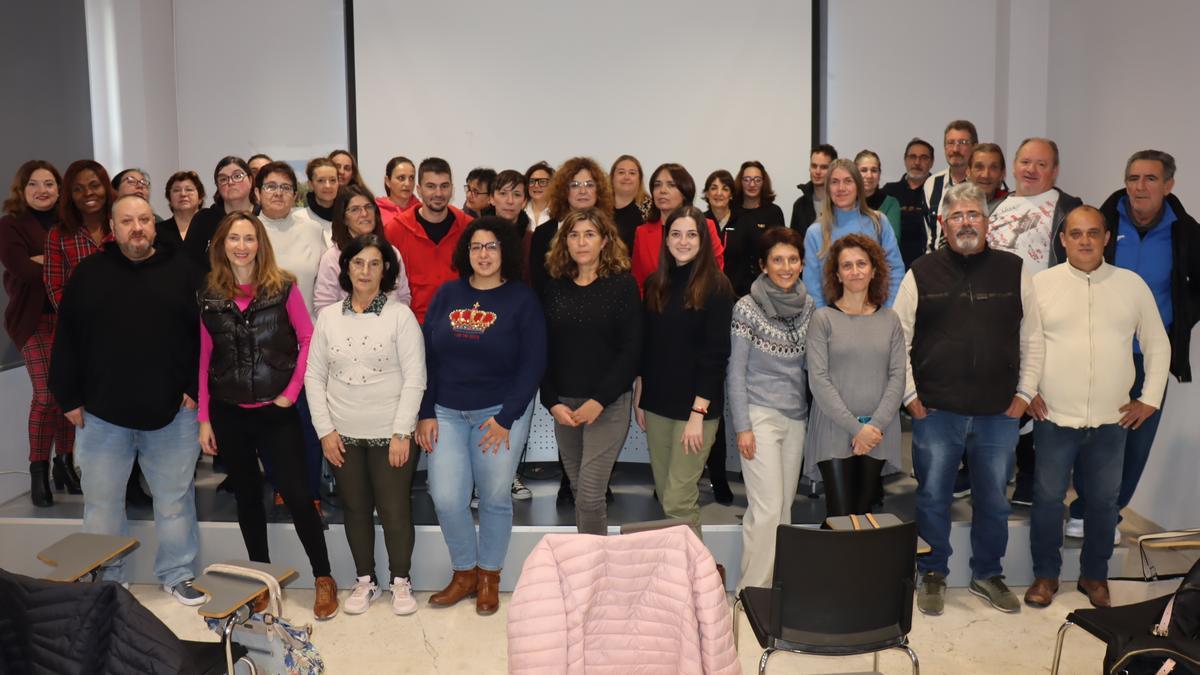 Alumnos y profesores del taller con la alcaldesa de Benigànim.