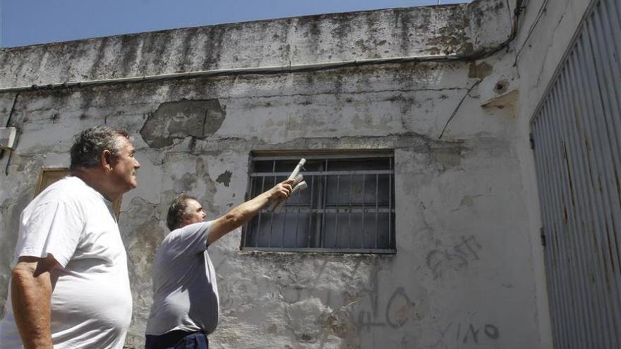 El Ayuntamiento aplaza el arreglo de farolas de la calle Loja a septiembre