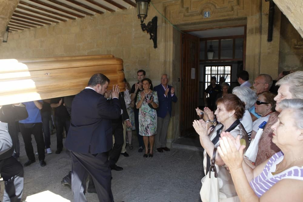 Cientos de personas despiden a Gustavo Bueno en su ciudad natal, Santo Domingo de la Calzada, en La Rioja