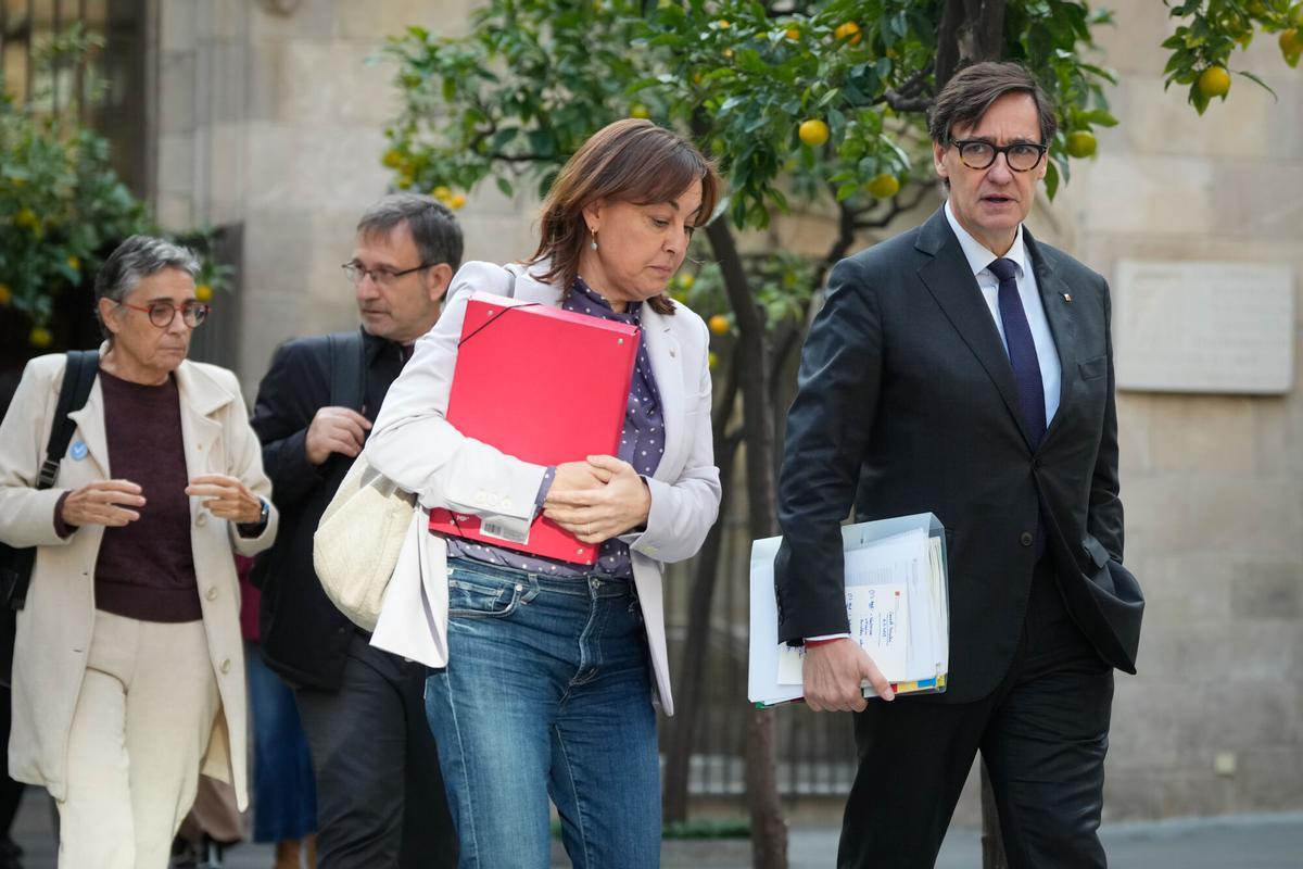 GRAFCAT4577. BARCELONA, 11/11/2025.- El presidente de la Generalitat, Salvador Illa, junto a la portavoz del Govern, Silvia Paneque (i), a su llegada a la reunión semanal del gobierno catalán, que se celebra mientras crece la expectativa para que el Gobierno del Estado mueva ficha para iniciar la reforma del sistema de financiación autonómica, después de que ERC haya aplazado hasta 2026 el debate en el Congreso de la ley para que Cataluña recaude el IPRF. EFE/Enric Fontcuberta