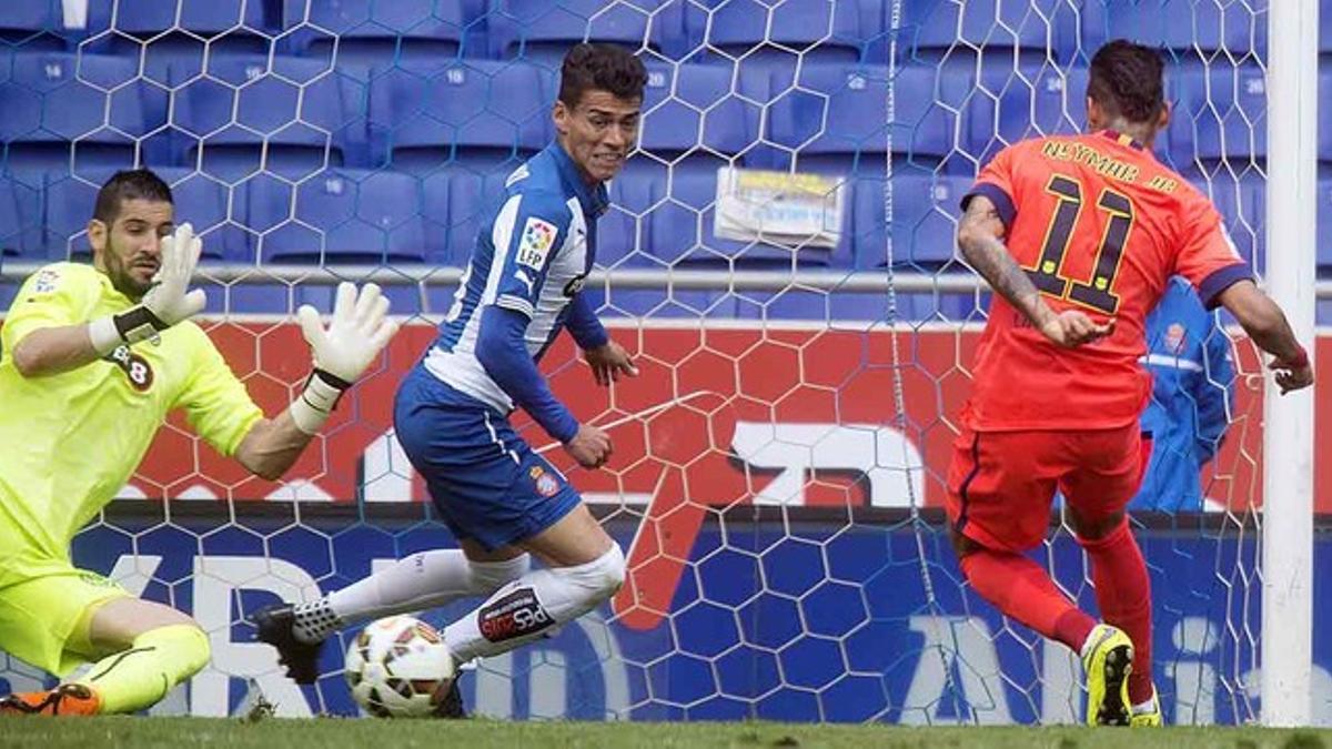 Neymar remata en la acción del primer gol azulgrana ante el Espanyol, lejos del alcance de la posición de Casilla