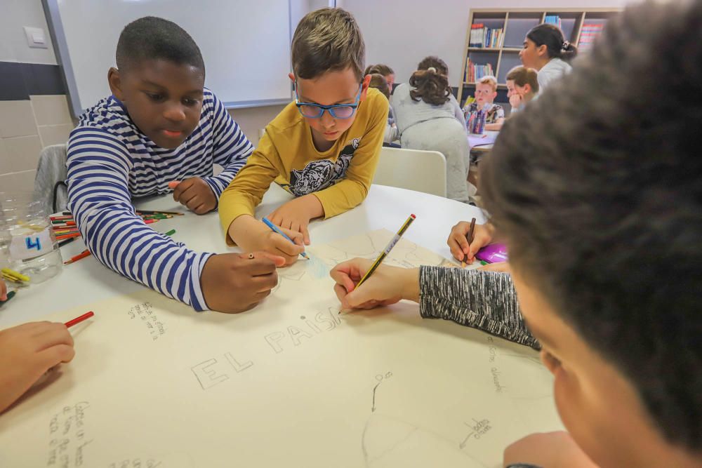 El centro pone en marcha un espacio multiusos para un alumnado diverso, con más de un 60% de extranjeros y muy bien acogido por la comunidad escolar de Orihuela Costa