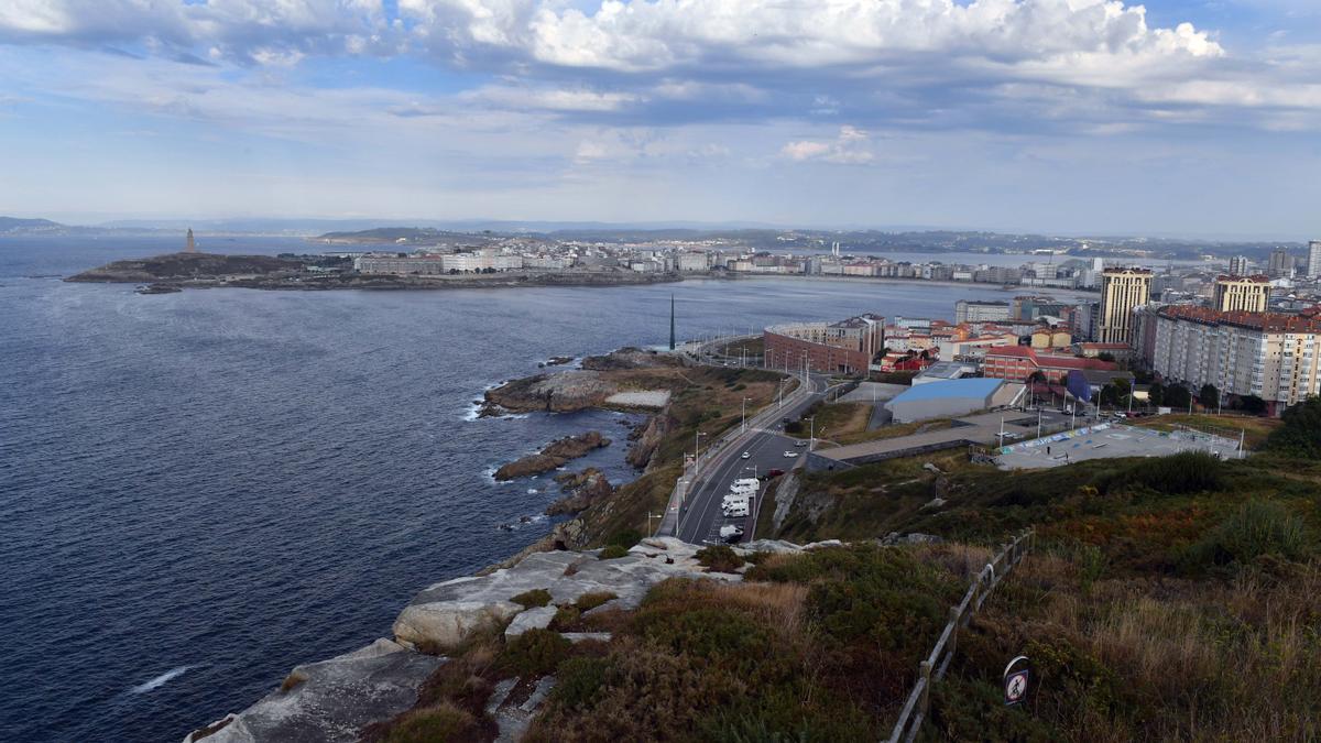 Vistas de A Coruña bajo un cielo con algunas nubes.