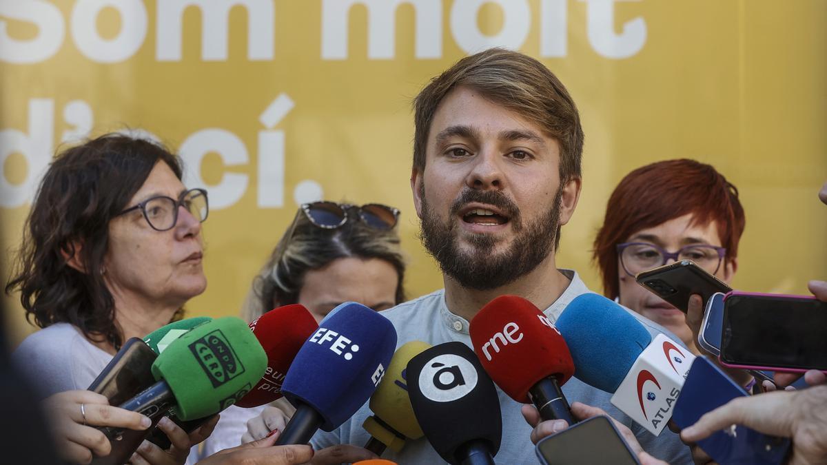 Coportavoz de Compromís, Alberto Ibáñez, esta mañana ante la sede.