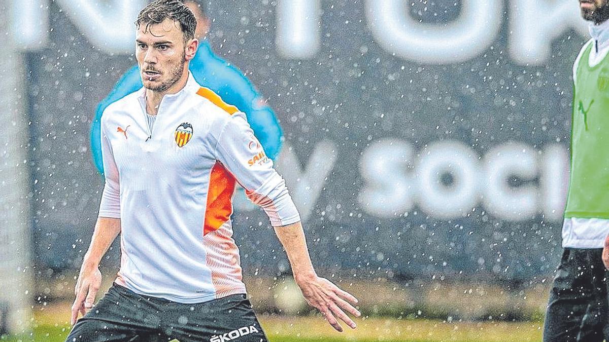 El lateral izquierdo del Valencia CF Toni Lato se incorporó este martes a los entrenamientos en la ciudad deportiva de Paterna.