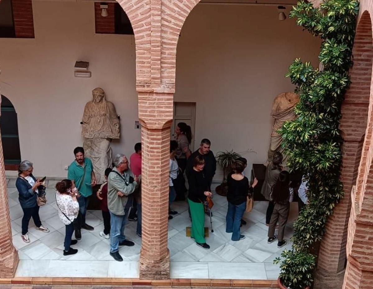 Colas de más de 40 minutos en el patio central del museo.