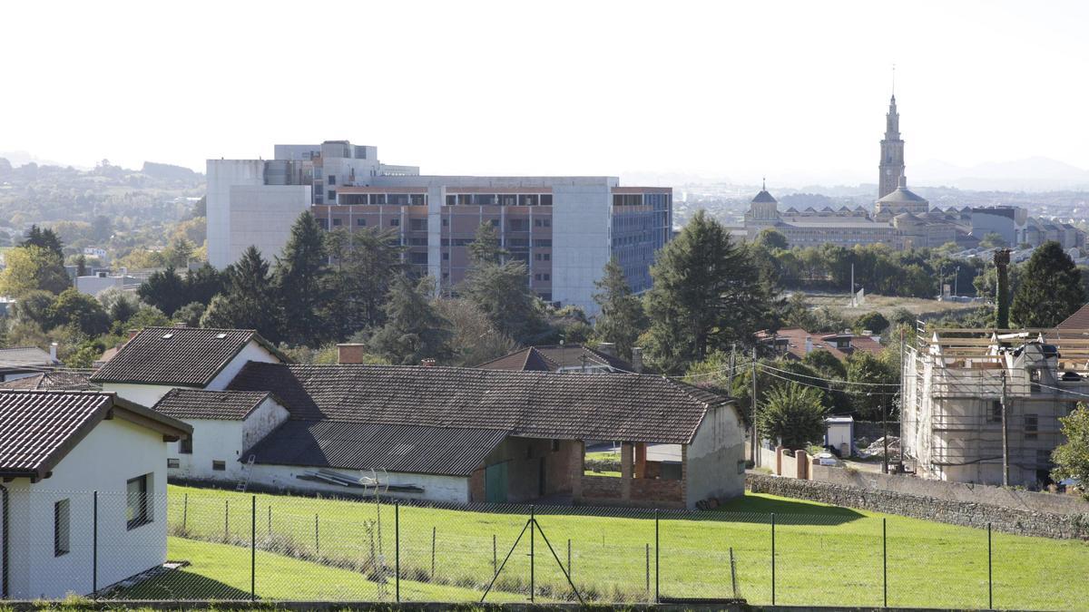 Vista de la obra de ampliación del Hospital de Cabueñes, con la Universidad Laboral a la derecha.