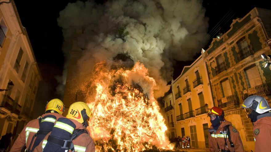 La Foguera ilumina la noche en Canals