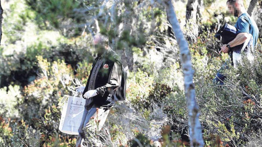 Agentes de la Guardia Civil, el jueves, con las bolsas donde portaban los huesos de la víctima.