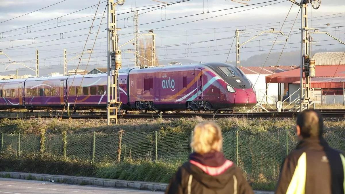 Tren Avril de Renfe bajo la marca Avlo durante un viaje de pruebas en Asturias este mes de febrero / ÁNGEL GONZÁLEZ