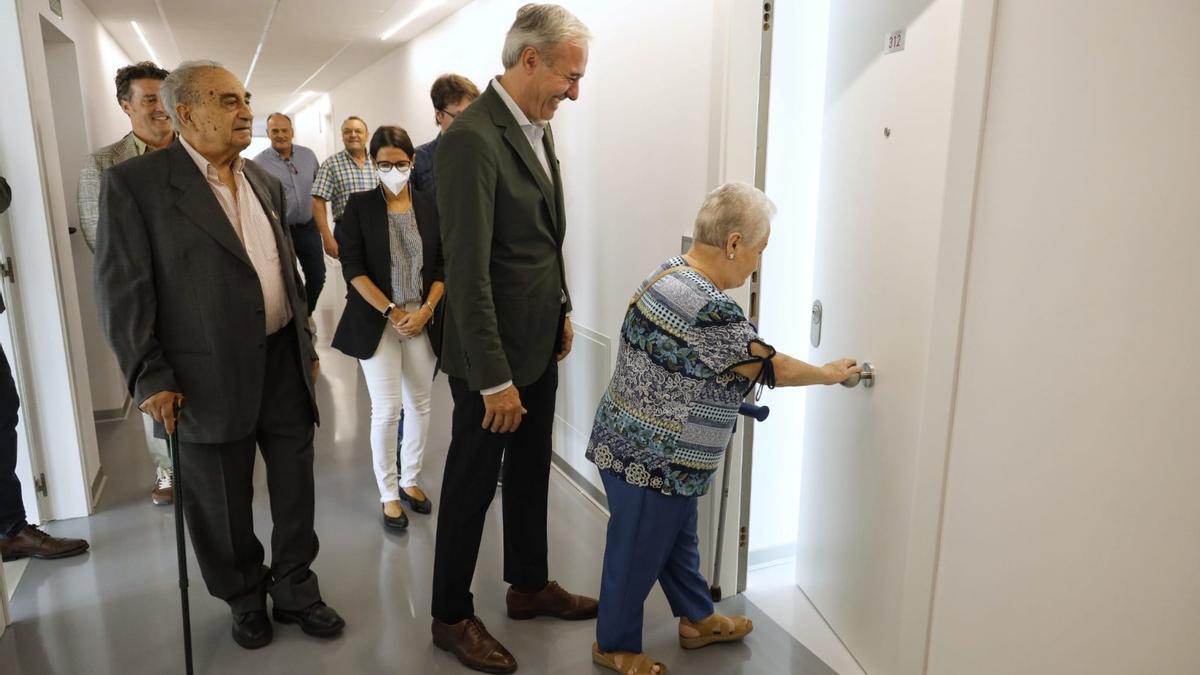 Azcón acompaña a una de las vecinas que entran a vivir en el nuevo edificio.