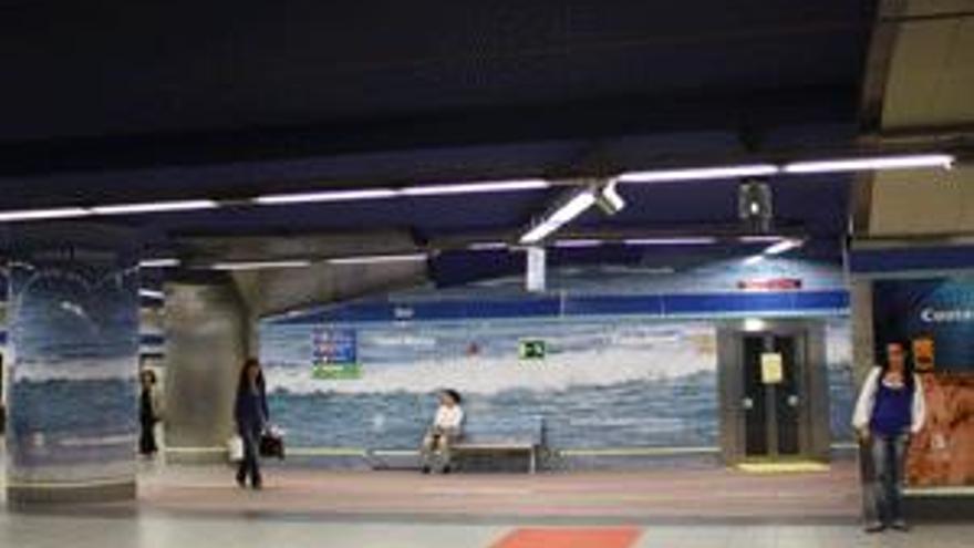 La Costa Blanca transforma en una playa la estación de Sol del metro de Madrid