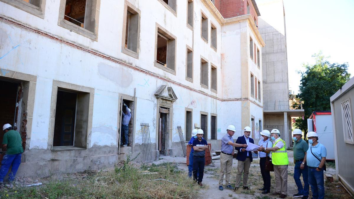 Visita municipal, con la directiva de Miralvalle, a la obra de la residencia de Plasencia.