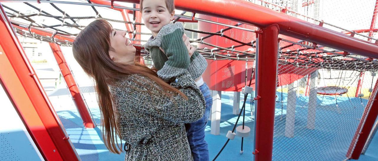 Eliana Deluca y su hijo Aritz, diagnosticado con Autismo, en el parque del centro comercial Vialia de Vigo. |   // MARTA G. BREA