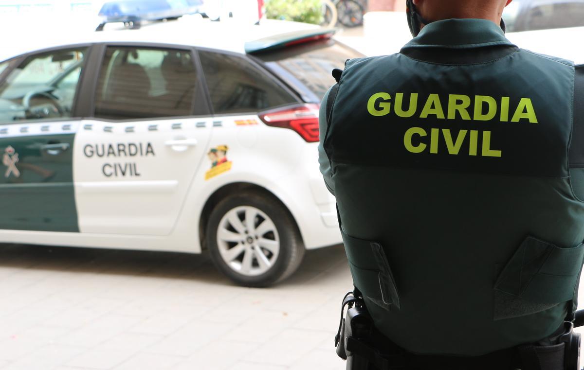 Agentes de la Guardia Civil durante una actuación en Mallorca.
