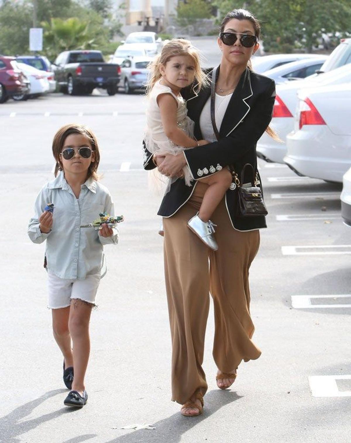Kourtney Kardashian llega con sus hijos mayores a la iglesia