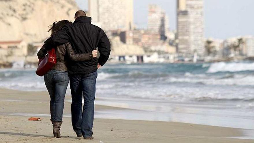 Una pareja pasea por la playa del Postiguet, en una imagen de archivo