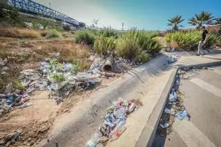 Basura y suciedad colman las calles de Orihuela Costa en plena campaña turística